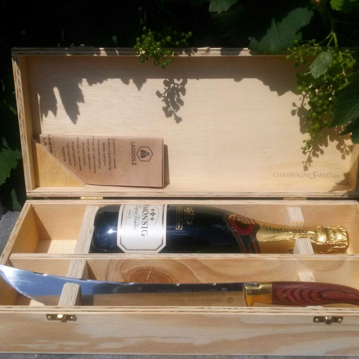 Sabre Laguiole en coffret luxe avec bouteille de Simonsig Kaapse Vonkel